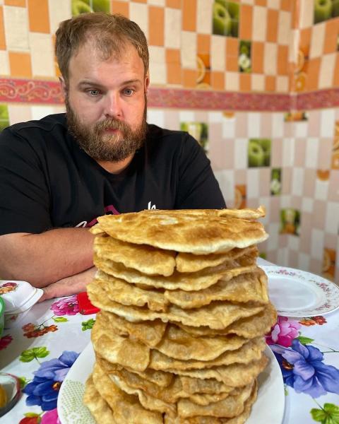 «Есть легенда, что отравился персиками и начал набирать вес». Интервью с Васей Пельменем – звездой турниров по пощечинам