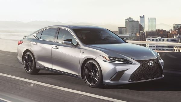 Lexus ES освежили к новому модельному году, вернув спецверсию Black Line